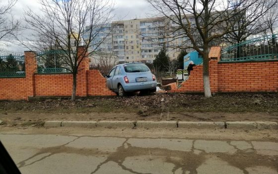 В Теплодаре водитель потеряла сознание за рулем и протаранила забор храма (фото) «фото»