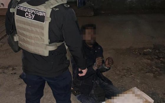 В Одессе задержали чернокожего контрабандиста с коробкой наркотиков из Африки (фото) «фото»