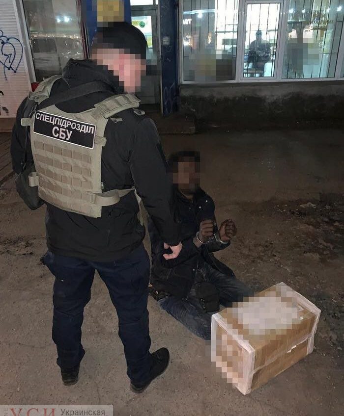 В Одессе задержали чернокожего контрабандиста с коробкой наркотиков из Африки (фото) «фото»