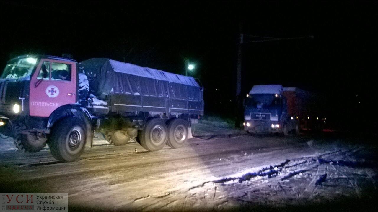 Последствия снегопада: спасатели доставали застрявшую фуру на дороге в Одесской области (фото) «фото»