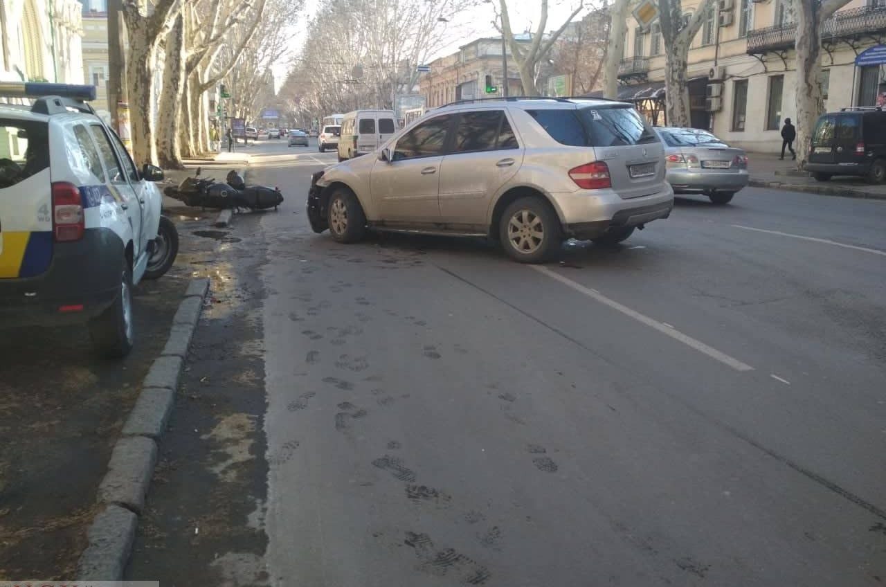 В центре Одессы сбили мотоциклиста: водитель байка попал в больницу «фото»
