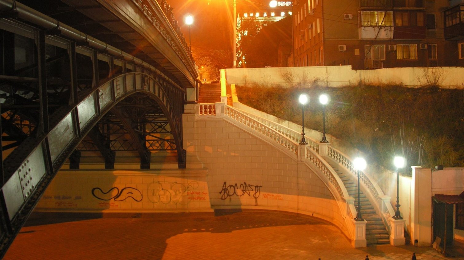 В Одессе вандалы разрисовали отреставрированный мост Коцебу «фото»