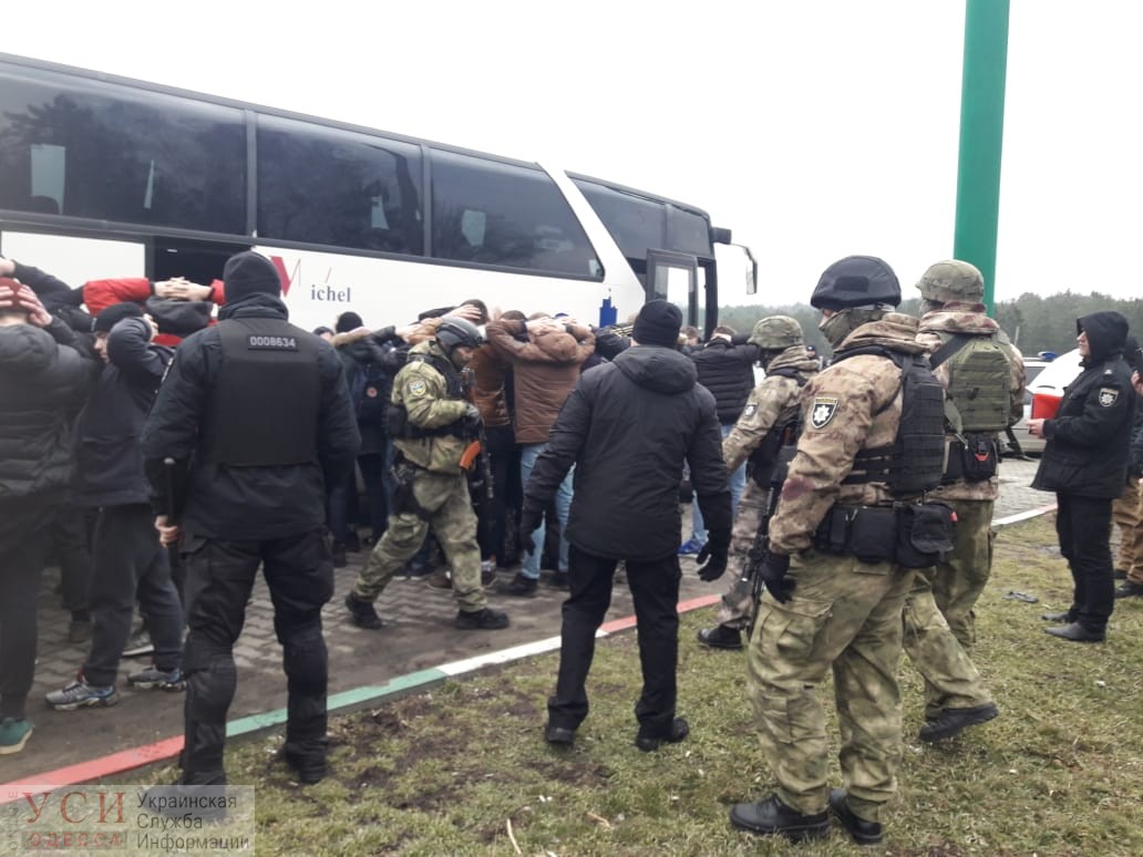 Появилось видео задержания автобуса с вооруженными “титушками”, которые направлялись в Одессу (видео) «фото»
