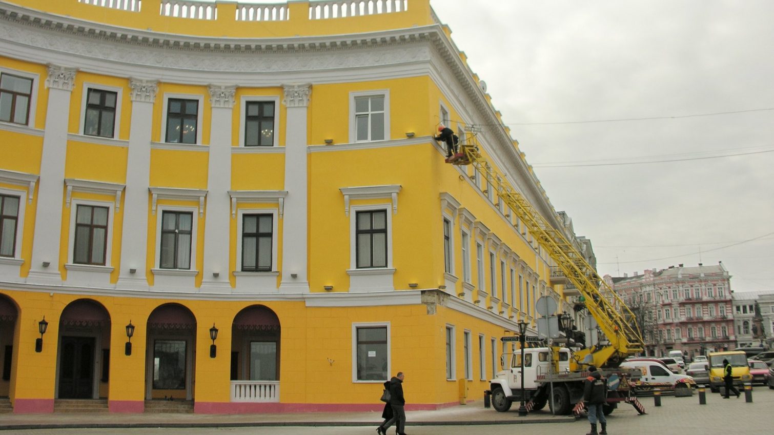 В центре Одессы “латают” полуциркульное здание за Дюком с обваливающейся штукатуркой (фото) «фото»