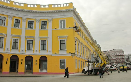 В центре Одессы “латают” полуциркульное здание за Дюком с обваливающейся штукатуркой (фото) «фото»