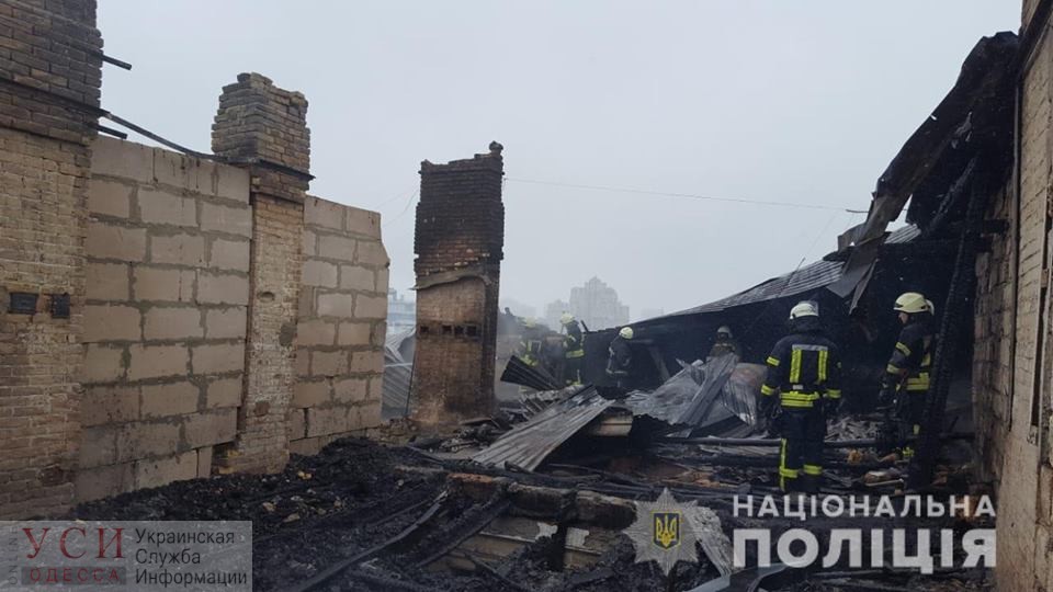 Во время пожара на Ришельевской взорвался газовый баллон, пожарный получил травмы (фото) «фото»