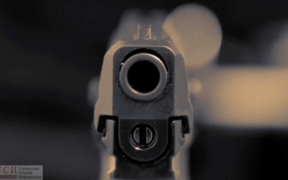 В Суворовской райадминистрации посетительница достала пистолет и угрожала выстрелом (видео) «фото»