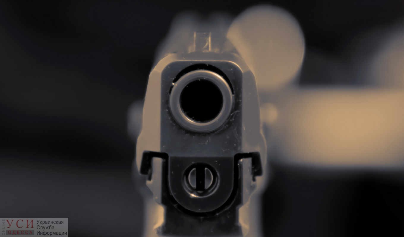 В Суворовской райадминистрации посетительница достала пистолет и угрожала выстрелом (видео) «фото»