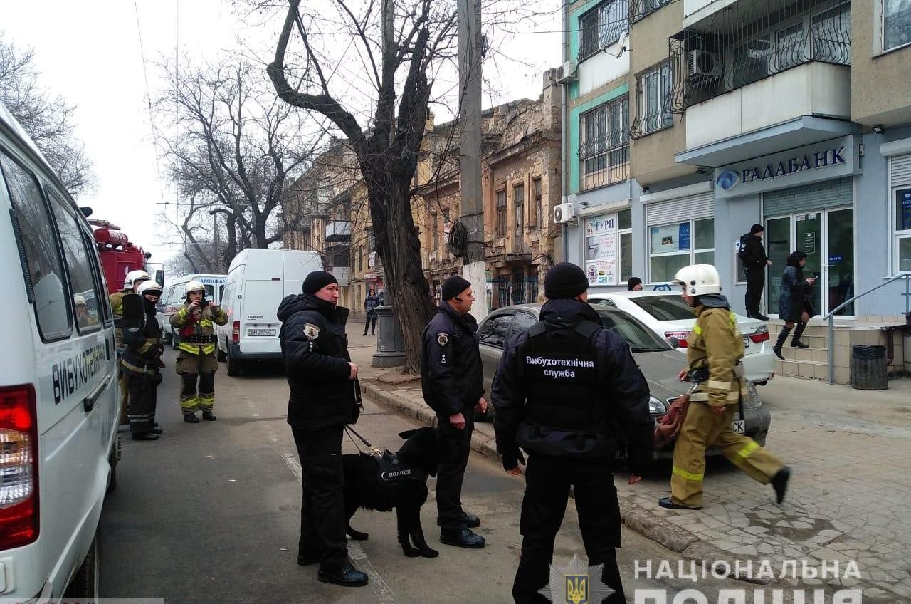 В жилом доме в центре Одессы ищут взрывчатку: полиция эвакуировала людей ОБНОВЛЕНО «фото»