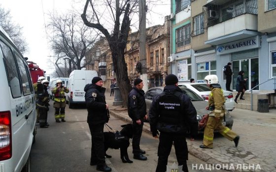В жилом доме в центре Одессы ищут взрывчатку: полиция эвакуировала людей ОБНОВЛЕНО «фото»