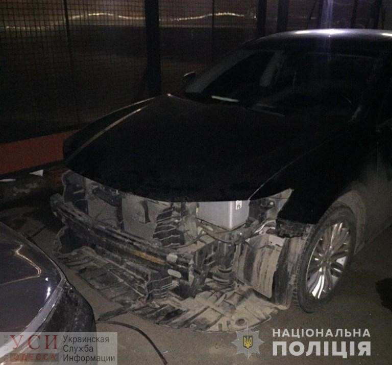 Полицейские задержали двоих “гостей” Одессы, разбиравших элитные автомобили (фото) «фото»