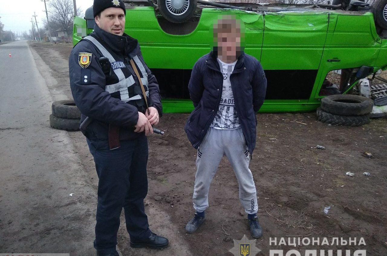 В Саврани парень угнал маршрутку и пытался уехать в Кировоградскую область, но врезался в столб «фото»