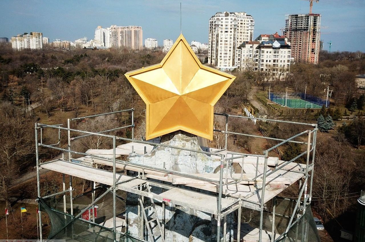 Обелиск “Крылья победы” обещают открыть к 10 апреля: но пока он не блестит (фото) usionline.com Обелиск “Крылья победы” обещают открыть к 10 апреля: но пока он не блестит (фото) «фото»