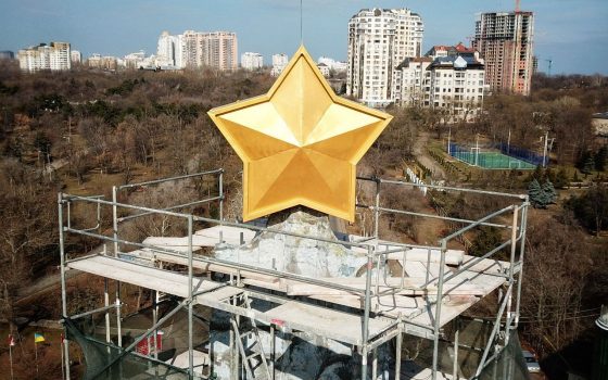 Обелиск “Крылья победы” обещают открыть к 10 апреля: но пока он не блестит (фото) «фото»