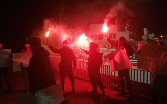 Семьи плененных моряков не пустили на американский эсминец из-за активистов с файерами в порту Одессы «фото»