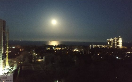 Последнее полнолуние зимы: гигантская суперлуна залила светом вечернюю Одессу (фото) «фото»