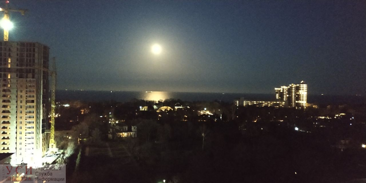 Последнее полнолуние зимы: гигантская суперлуна залила светом вечернюю Одессу (фото) «фото»