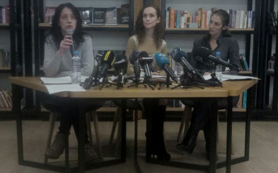 Родители не привитых детей требуют пускать их на занятия и грозятся судом «фото»