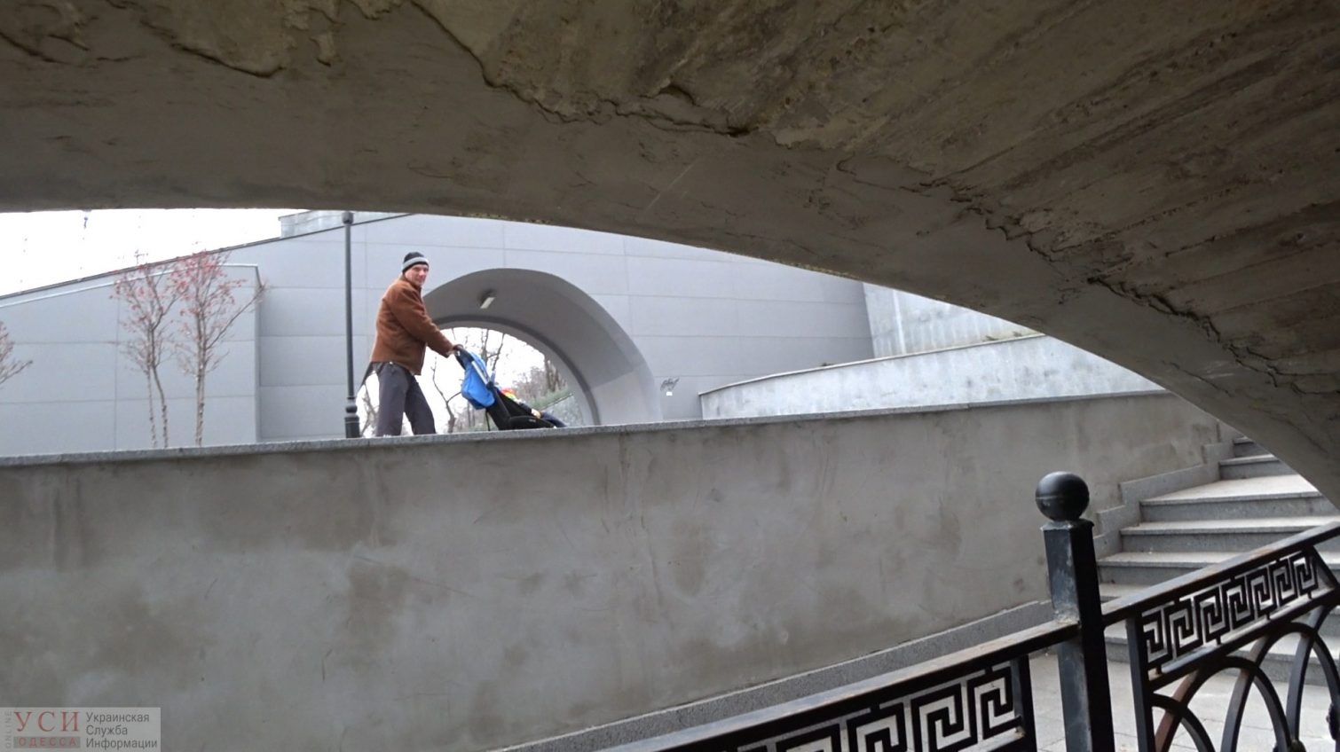 Неожиданное соседство: под Потемкинской лестницей хранится сбитая коммунальщиками лепнина и живут – бомжи (фото) «фото»