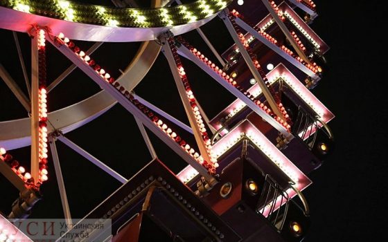 Огни ночных аттракционов: холод – не помеха для прогулки по Одессе (фоторепортаж) «фото»