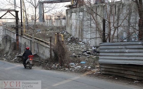 “Спуск стал еще страшнее”, – жители Молдаванки возмущены свалкой, которую вскрыли бомжи на заброшенной стройке (фото) «фото»