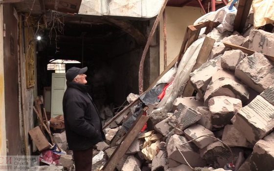 Зима под открытым небом: после демонтажа соседского нахалстроя одесситы остались без крыши (фото) «фото»