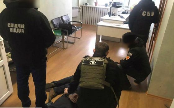 За беспроблемную растаможку “евроблях” таможенник требовал взятку и был задержан правоохранителями «фото»