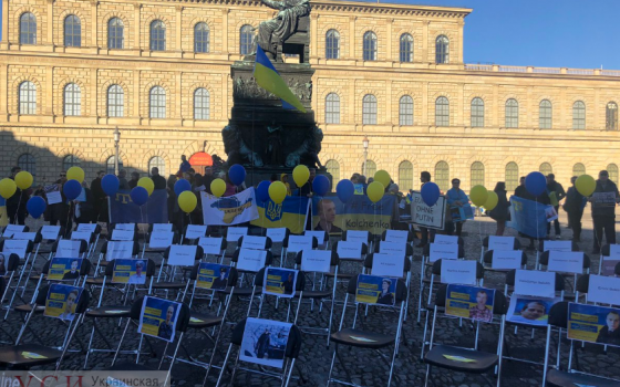100 пустых стульев: в центре Мюнхена провели митинг в поддержку узников Кремля (фото) «фото»