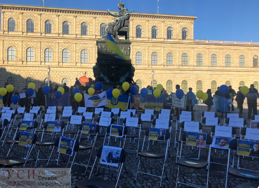 100 пустых стульев: в центре Мюнхена провели митинг в поддержку узников Кремля (фото) «фото»