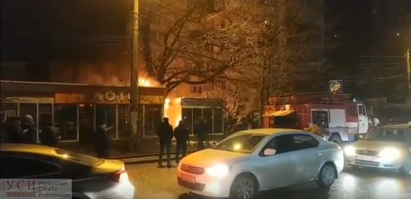 На поселке Котовского горел лотомаркет (видео) «фото»