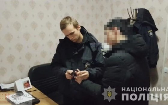 В центре Одессы дебоширы вонзили нож в грудь полицейского после замечания (фото) «фото»