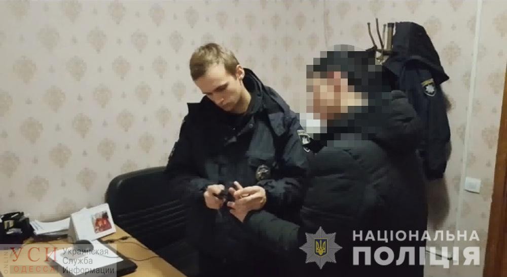 В центре Одессы дебоширы вонзили нож в грудь полицейского после замечания (фото) «фото»