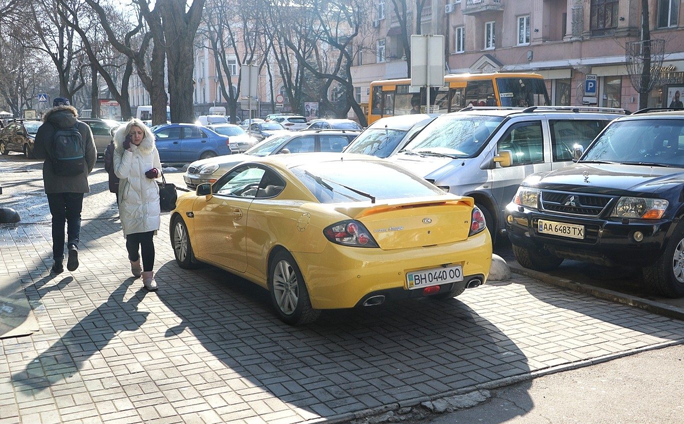 Тротуар не для пешеходов: как водители паркуются в центре Одессы (фото) «фото»