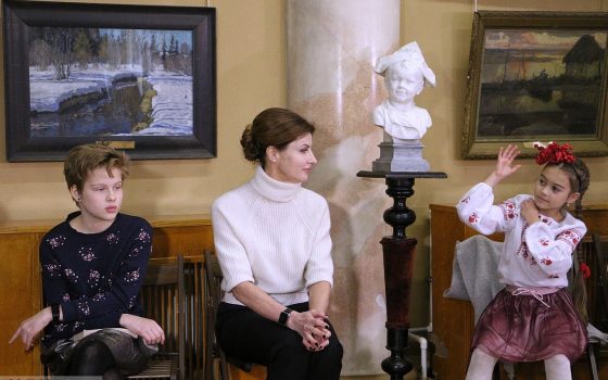 Одесские дети пожаловались жене президента, что в музеях холодно и подарили ей карту музейного знатока (фото) «фото»