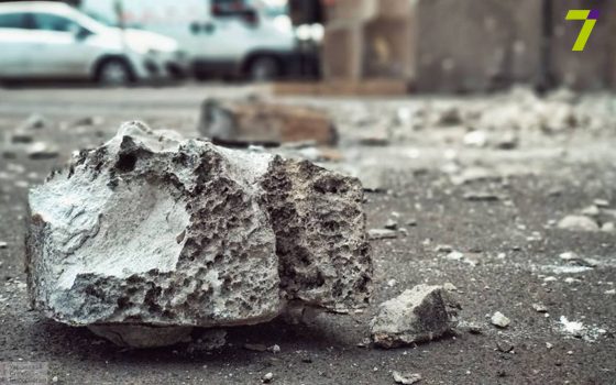 Фрагмент фасада памятника архитектуры обрушился прямо у входа в магазин в Одессе (фото) «фото»