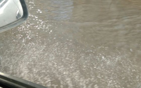 На Люстдорфской прорвало водопровод: затопило проезжую часть (фото) «фото»