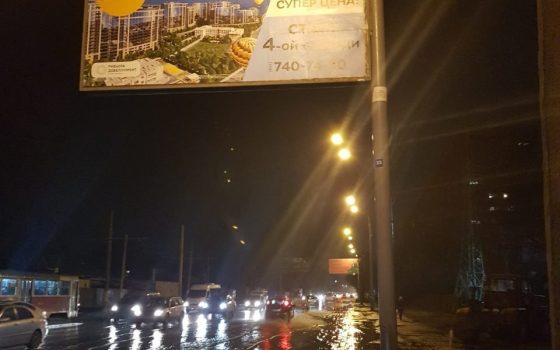 На Люстдорфской дороге пока не могут устранить течь в водопроводе: работники “Инфокса” ждут пока демонтируют рекламный щит ОБНОВЛЕНО «фото»