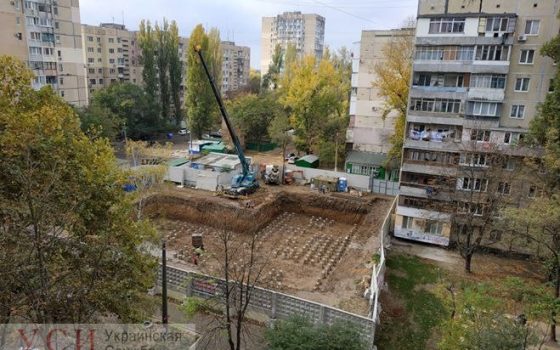 На Таирова застройщик-новичок строит высотный “нахалстрой”: пока ГАСИ накладывает штрафы, в соседних домах трескаются стены (фото, документы) «фото»