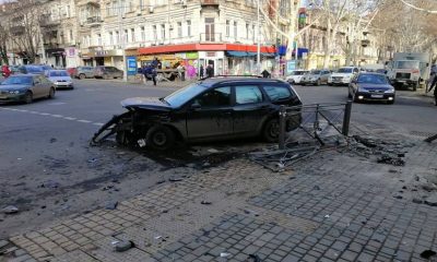 Утреннее ДТП в центре Одессы: автомобиль снес ограждение у пешеходного перехода «фото»