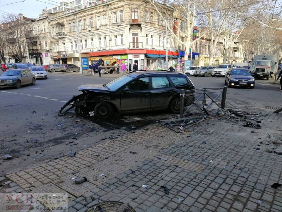 Утреннее ДТП в центре Одессы: автомобиль снес ограждение у пешеходного перехода «фото»