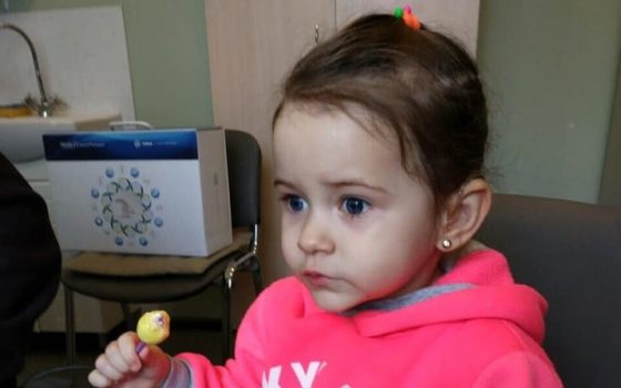 “Первая реакция в глазах – испугалась”: двухлетняя Эля начала слышать после операции «фото»