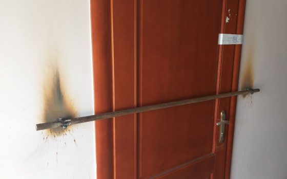 Бюджетная охрана: врачи заварили вход в кабинет коллеги, чтобы ничего не пропало (фото) «фото»