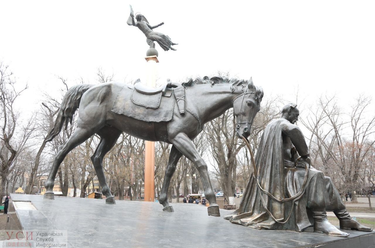 У бронзового коня на памятнике атаману Головатому украли стремена (фото) «фото»