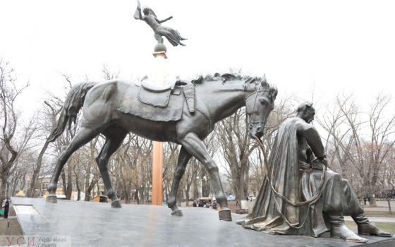 У бронзового коня на памятнике атаману Головатому украли стремена (фото) «фото»