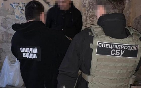 СБУ поймала одесского таможенника и его подручного за взятки за растаможку “евроблях”  (фото) «фото»