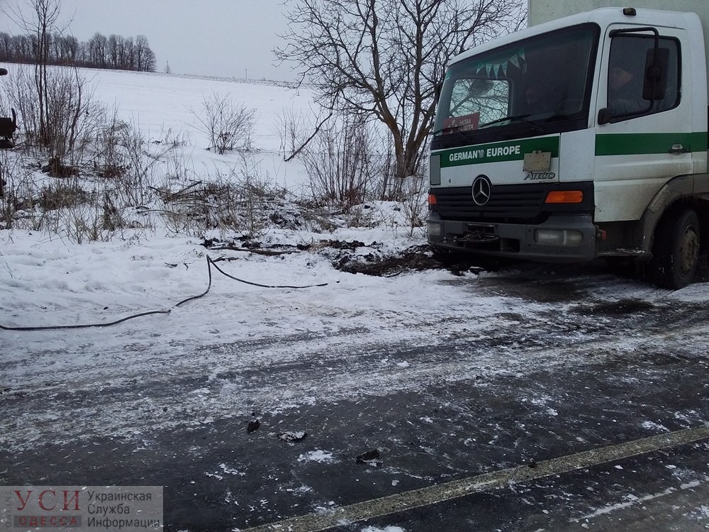 Гололед: на автодороге Кодыма – Балта два грузовика сошли в кювет (фото) «фото»