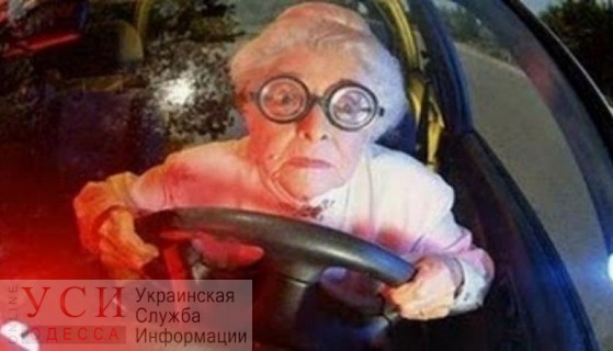 На трассе “Одесса – Киев” пенсионерка наехала на полицейского, который остановил ее за то, что она пересекла две сплошные «фото»