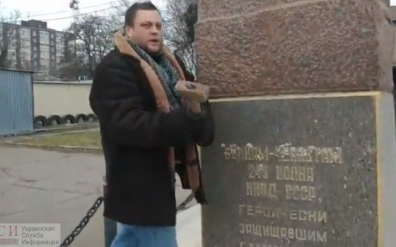 Одесский активист пытался кувалдой разбить гранитные серп и молот в Крыжановке – не удалось (видео) «фото»