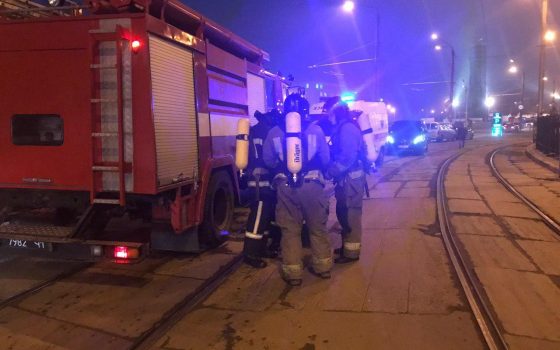 Ложный вызов: девять пожарных машин накануне приехали к высотке “Arc SPA” из-за тумана (фото) «фото»