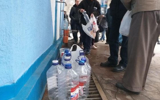День без воды: Оставшиеся без водопровода одесситы выстроились в огромные очереди к бюветам (фото) «фото»